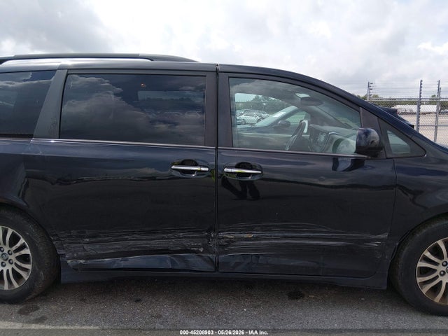 5TDYZ3DC9JS908976 Toyota Sienna Xle 8 Passenger