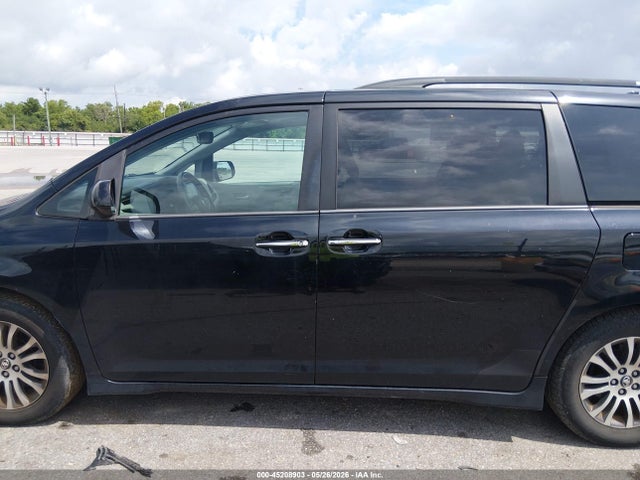 5TDYZ3DC9JS908976 Toyota Sienna Xle 8 Passenger
