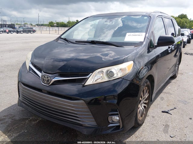 5TDYZ3DC9JS908976 Toyota Sienna Xle 8 Passenger