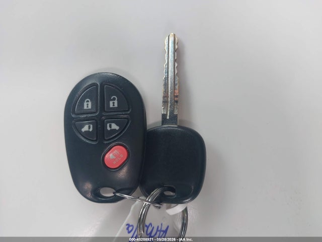 5TDJK3DC8GS137926 Toyota Sienna Le 7 Passenger
