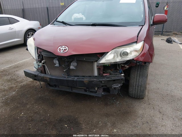2015 Toyota Sienna Xle Premium 8 Passenger მანქანა იყიდება აუქციონზე, vin: 5TDYK3DC5FS551131, აუქციონის ნომერი: 45209174