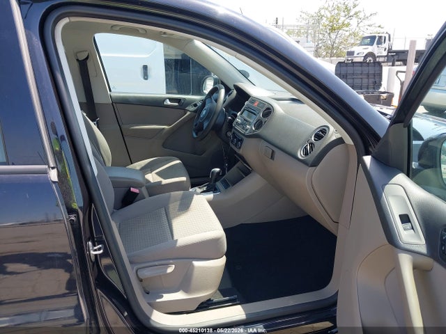 45210138 :رقم المزاد ، WVGAV7AX6BW559350 vin ، 2011 Volkswagen Tiguan S مزاد بيع