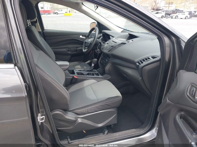45210800 :رقم المزاد ، 1FMCU0GD5HUB53371 vin ، 2017 Ford Escape Se مزاد بيع