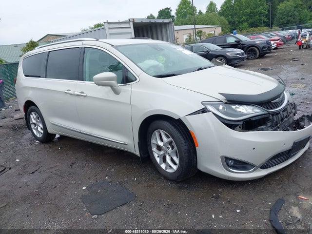 Auction sale of the 2017 Chrysler Pacifica Touring-l Plus, vin: 2C4RC1EG6HR757044, lot number: 45211080