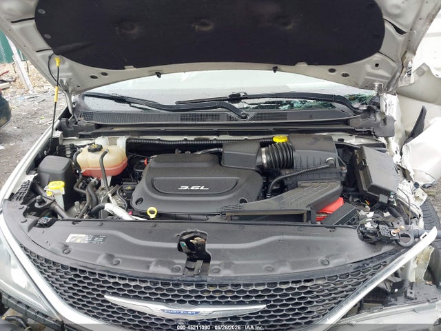 45211080 :رقم المزاد ، 2C4RC1EG6HR757044 vin ، 2017 Chrysler Pacifica Touring-l Plus مزاد بيع