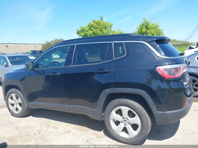 45211860 :رقم المزاد ، 3C4NJDBB1JT393648 vin ، 2018 Jeep Compass Latitude 4x4 مزاد بيع