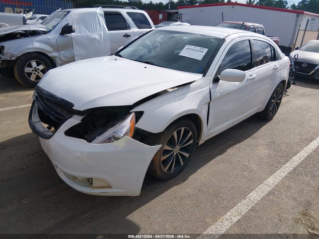 Chrysler 200 Touring 2014 1C3CCBBG6EN192257 Image 2
