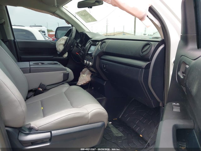 45212387 :رقم المزاد ، 5TFRM5F16HX117013 vin ، 2017 Toyota Tundra Sr 4.6l V8 مزاد بيع