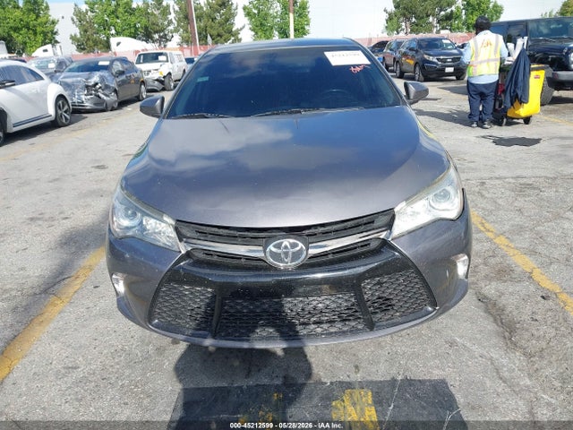 45212599 :رقم المزاد ، 4T1BF1FK8HU439811 vin ، 2017 Toyota Camry Se مزاد بيع