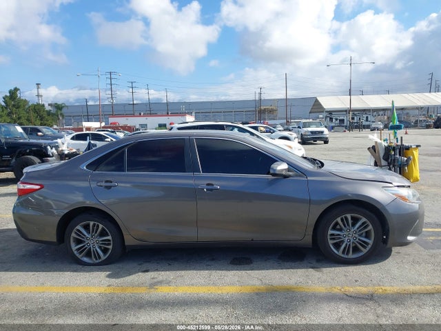 45212599 :رقم المزاد ، 4T1BF1FK8HU439811 vin ، 2017 Toyota Camry Se مزاد بيع