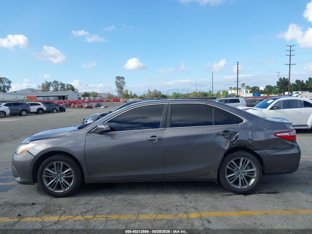 45212599 :رقم المزاد ، 4T1BF1FK8HU439811 vin ، 2017 Toyota Camry Se مزاد بيع
