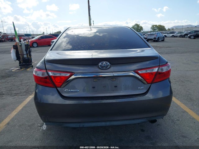 45212599 :رقم المزاد ، 4T1BF1FK8HU439811 vin ، 2017 Toyota Camry Se مزاد بيع