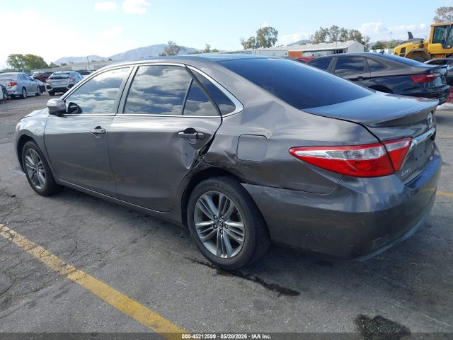 45212599 :رقم المزاد ، 4T1BF1FK8HU439811 vin ، 2017 Toyota Camry Se مزاد بيع