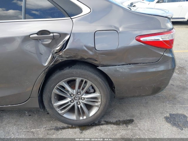 45212599 :رقم المزاد ، 4T1BF1FK8HU439811 vin ، 2017 Toyota Camry Se مزاد بيع