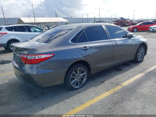 45212599 :رقم المزاد ، 4T1BF1FK8HU439811 vin ، 2017 Toyota Camry Se مزاد بيع