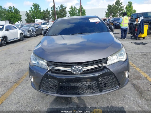 45212599 :رقم المزاد ، 4T1BF1FK8HU439811 vin ، 2017 Toyota Camry Se مزاد بيع