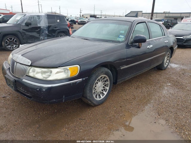 45213494 :رقم المزاد ، 1LNHM82W8YY923617 vin ، 2000 Lincoln Town Car Signature مزاد بيع