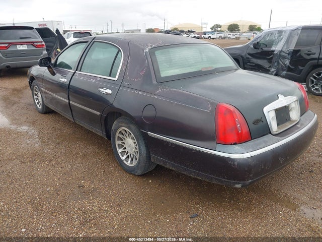 45213494 :رقم المزاد ، 1LNHM82W8YY923617 vin ، 2000 Lincoln Town Car Signature مزاد بيع