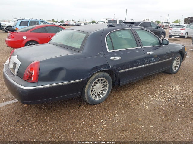 45213494 :رقم المزاد ، 1LNHM82W8YY923617 vin ، 2000 Lincoln Town Car Signature مزاد بيع