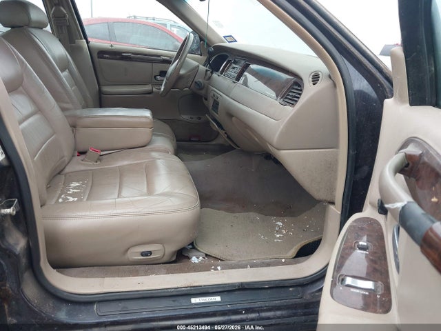 45213494 :رقم المزاد ، 1LNHM82W8YY923617 vin ، 2000 Lincoln Town Car Signature مزاد بيع