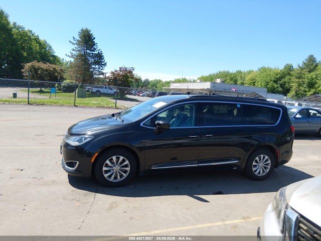 2017 Chrysler Pacifica Touring-l მანქანა იყიდება აუქციონზე, vin: 2C4RC1BGXHR598324, აუქციონის ნომერი: 45213887