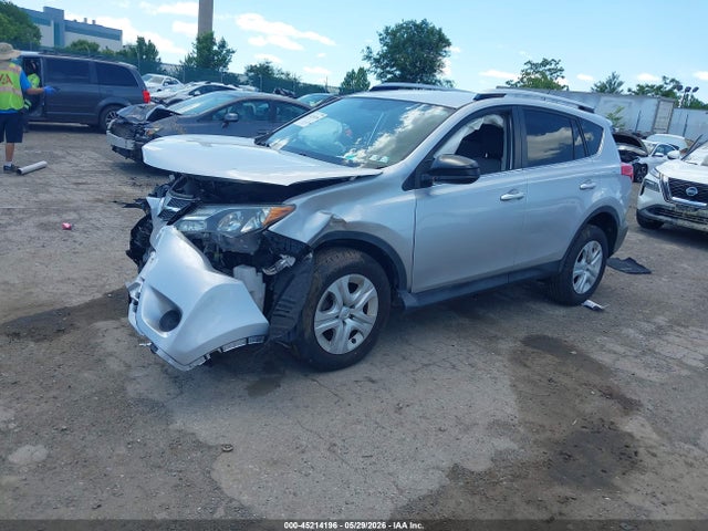 Toyota RAV4 LE 2015 JTMBFREV3FJ020472 Image 2