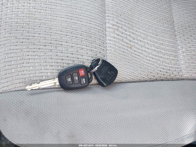 45214210 :رقم المزاد ، 4T4BF1FK0CR204401 vin ، 2012 Toyota Camry Le مزاد بيع