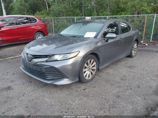 45214771 :رقم المزاد ، 4T1B11HK1KU181103 vin ، 2019 Toyota Camry Le مزاد بيع
