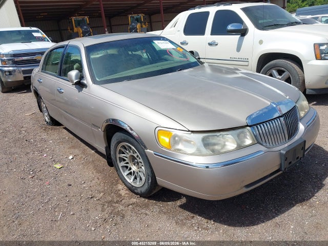 Продаж на аукціоні авто 2000 Lincoln Town Car Signature, vin: 1LNHM82W5YY928287, номер лоту: 45215289