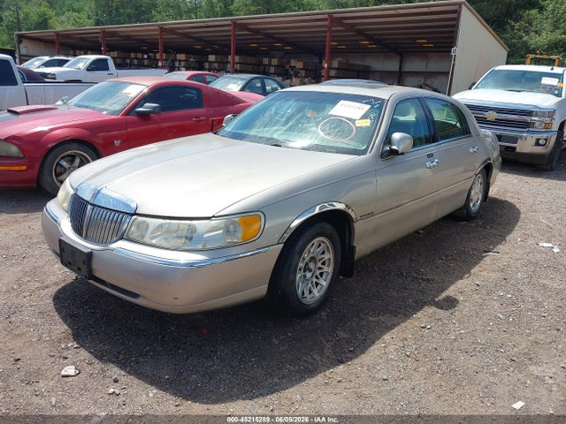Продаж на аукціоні авто 2000 Lincoln Town Car Signature, vin: 1LNHM82W5YY928287, номер лоту: 45215289