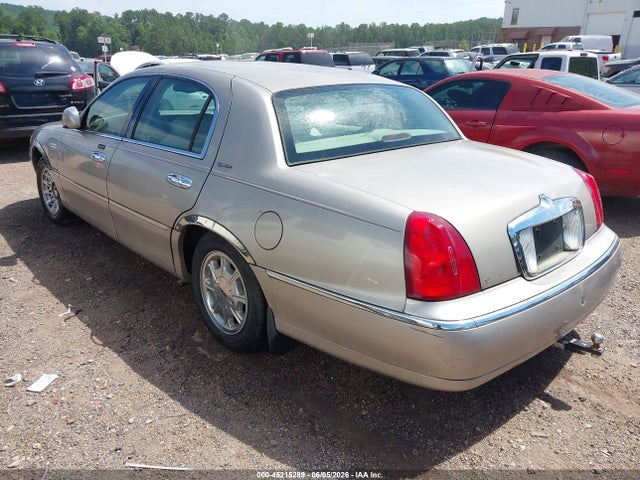 Продаж на аукціоні авто 2000 Lincoln Town Car Signature, vin: 1LNHM82W5YY928287, номер лоту: 45215289