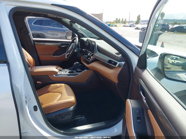 5TDFZRBH0NS236045 Toyota Highlander Platinum