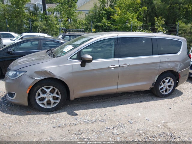 45217630 :رقم المزاد ، 2C4RC1BG3HR811453 vin ، 2017 Chrysler Pacifica Touring Plus مزاد بيع