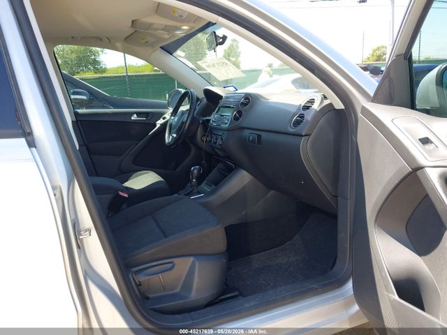 WVGAV3AX8EW525388 Volkswagen TIGUAN S
