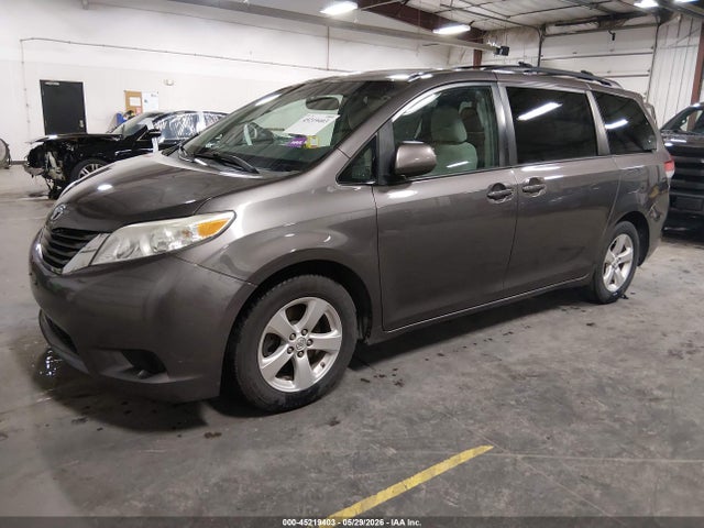 2013 Toyota Sienna Le V6 8 Passenger მანქანა იყიდება აუქციონზე, vin: 5TDKK3DC4DS351294, აუქციონის ნომერი: 45219403