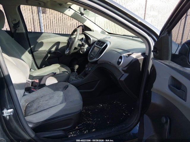 45221306 :رقم المزاد ، 1G1JA5SH7H4102698 vin ، 2017 Chevrolet Sonic Ls Manual مزاد بيع