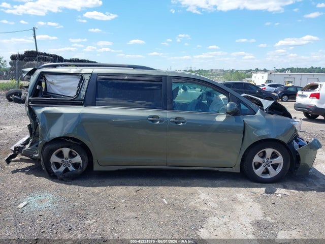 5TDKZ3DC0JS930046 Toyota Sienna Le 8 Passenger