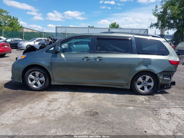 5TDKZ3DC0JS930046 Toyota Sienna Le 8 Passenger