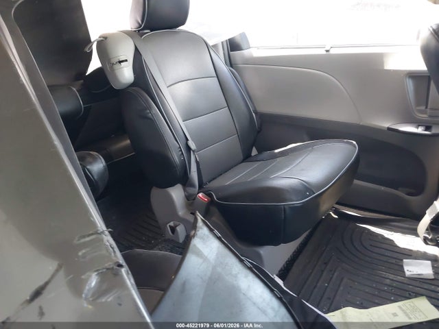 5TDKZ3DC0JS930046 Toyota Sienna Le 8 Passenger