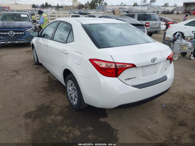 Toyota COROLLA LE 2018 5YFBURHE4JP836337 Image 3