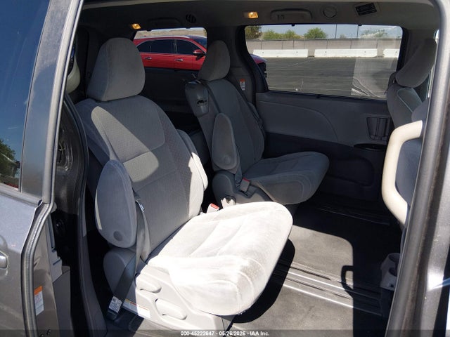 2019 Toyota Sienna Le 8 Passenger მანქანა იყიდება აუქციონზე, vin: 5TDKZ3DC4KS996570, აუქციონის ნომერი: 45222647