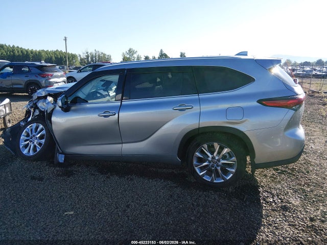 Toyota Highlander Limited 2023 5TDKDRBH3PS041010 Image 14