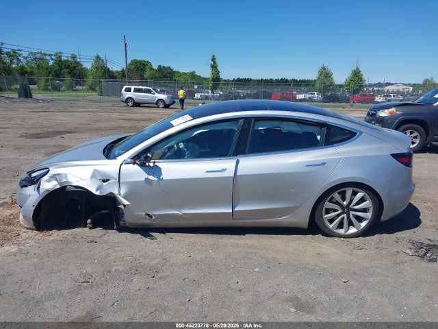 Tesla Model 3 Long Range/mid Range 2018 5YJ3E1EA8JF031117 Image 13