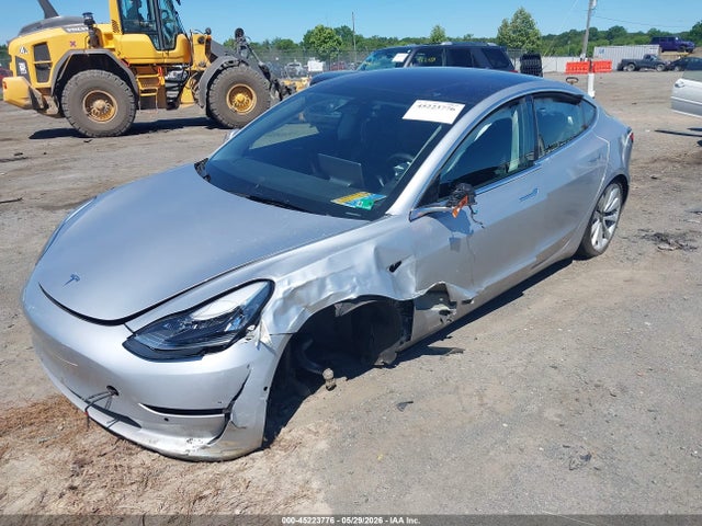 45223776 :رقم المزاد ، 5YJ3E1EA8JF031117 vin ، 2018 Tesla Model 3 Long Range/mid Range مزاد بيع