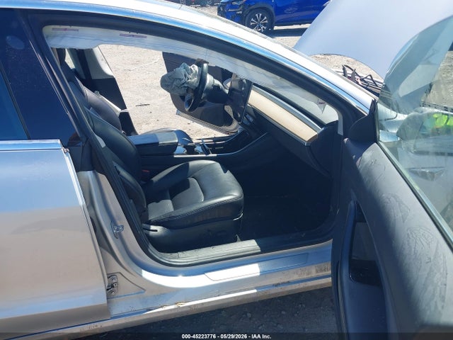 Tesla Model 3 Long Range/mid Range 2018 5YJ3E1EA8JF031117 Image 5