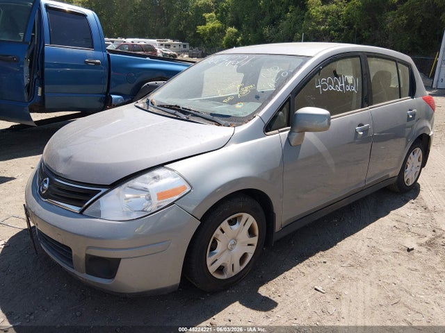45224221 :رقم المزاد ، 3N1BC1CP3CK241811 vin ، 2012 Nissan Versa 1.8 S مزاد بيع