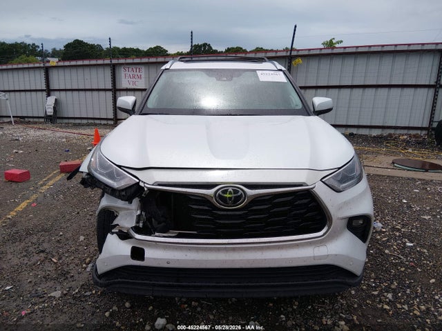 Toyota Highlander Limited 2022 5TDYZRAH9NS106890 Image 12