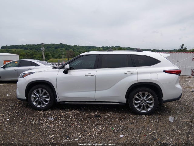 Toyota Highlander Limited 2022 5TDYZRAH9NS106890 Image 14
