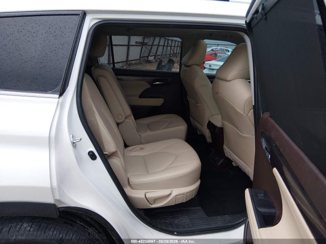 Toyota Highlander Limited 2022 5TDYZRAH9NS106890 Image 8