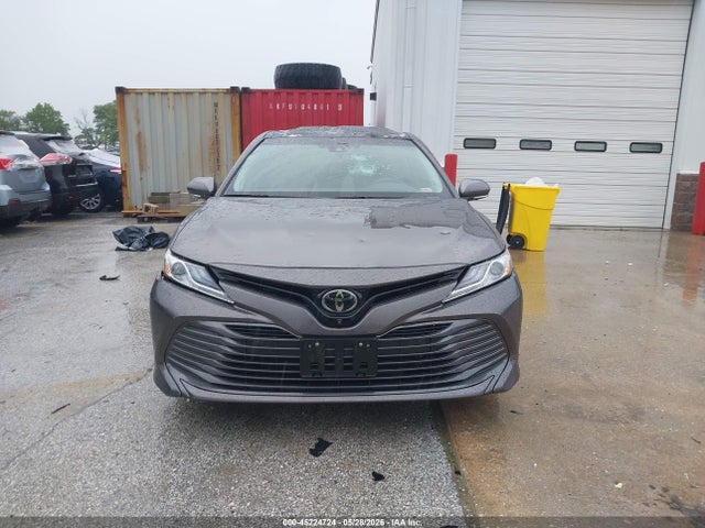 45224724 :رقم المزاد ، 4T1B11HK8JU147075 vin ، 2018 Toyota Camry Xle مزاد بيع